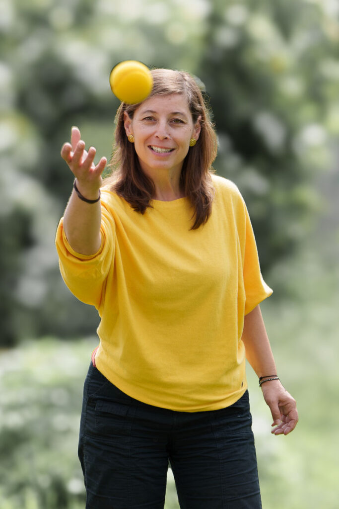 Demenz-Training - Maria Savvidis mit Ball