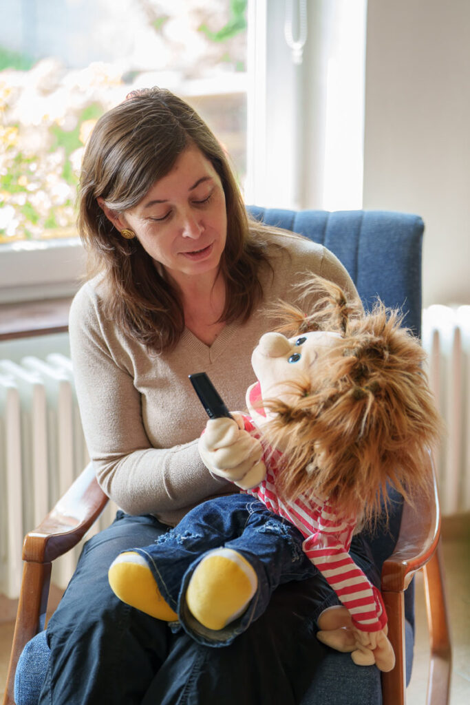 Demenz-Training - Maria Savvidis mit Stofftier