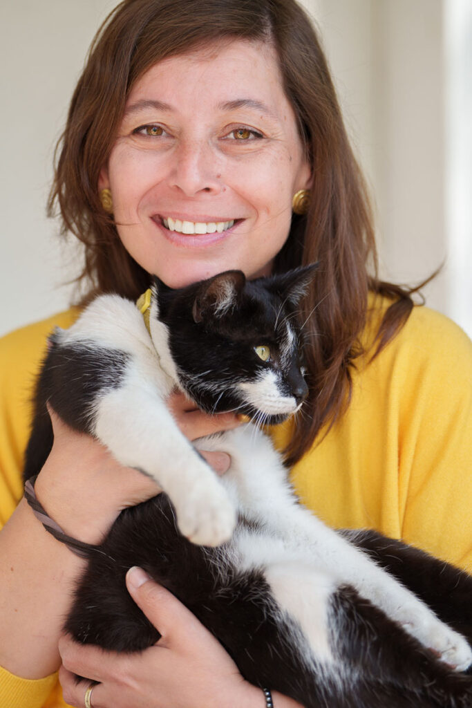 Portrait von Maria Savvidis mit Katze
