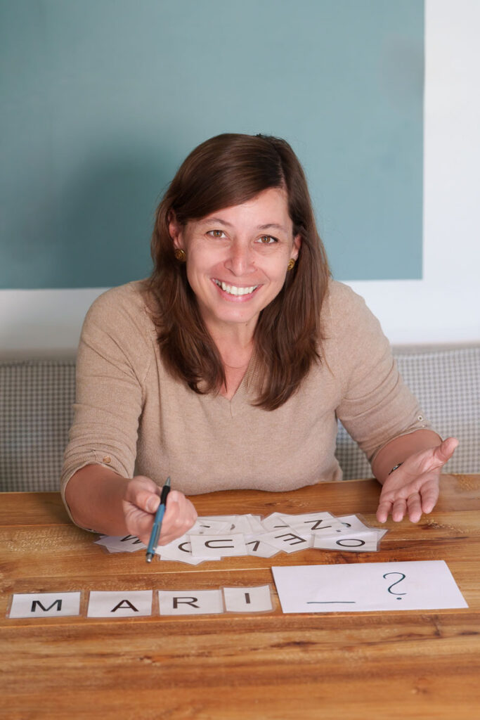 Maria Savvidis mit Buchstaben-Karten