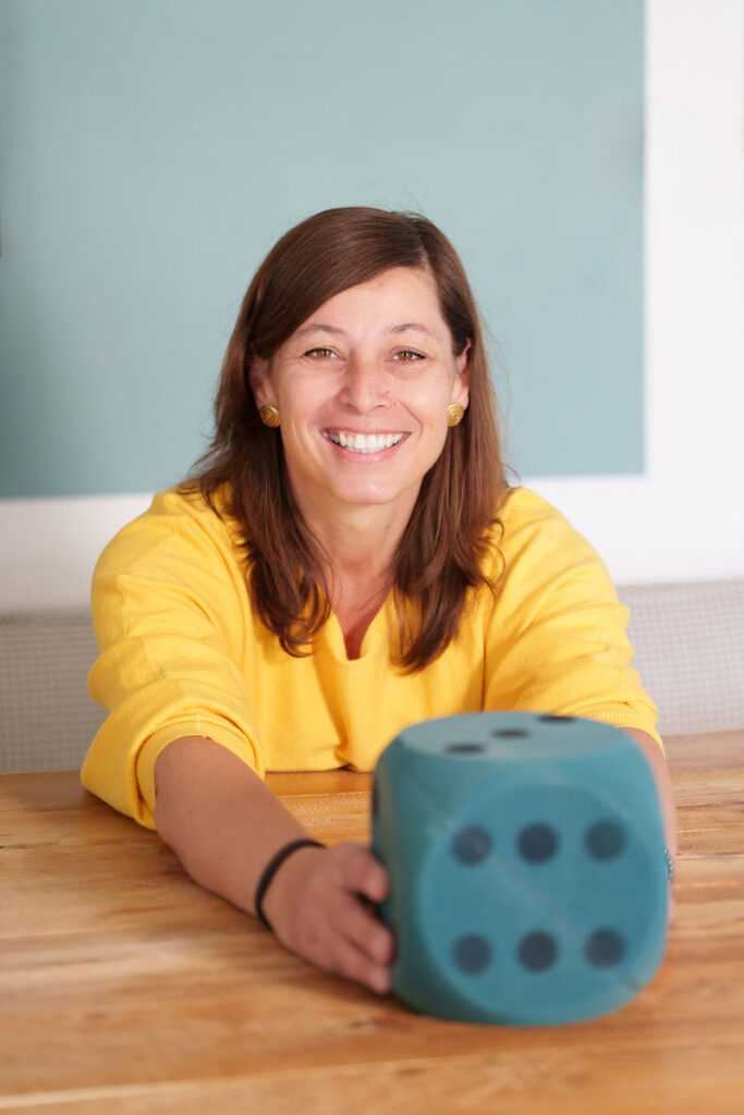 Maria Savvidis mit Würfel